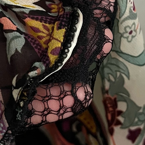 Farm Rio • Paisley Floral Patterned Button-Up Blouse With Lace Back - Picture 5 of 7